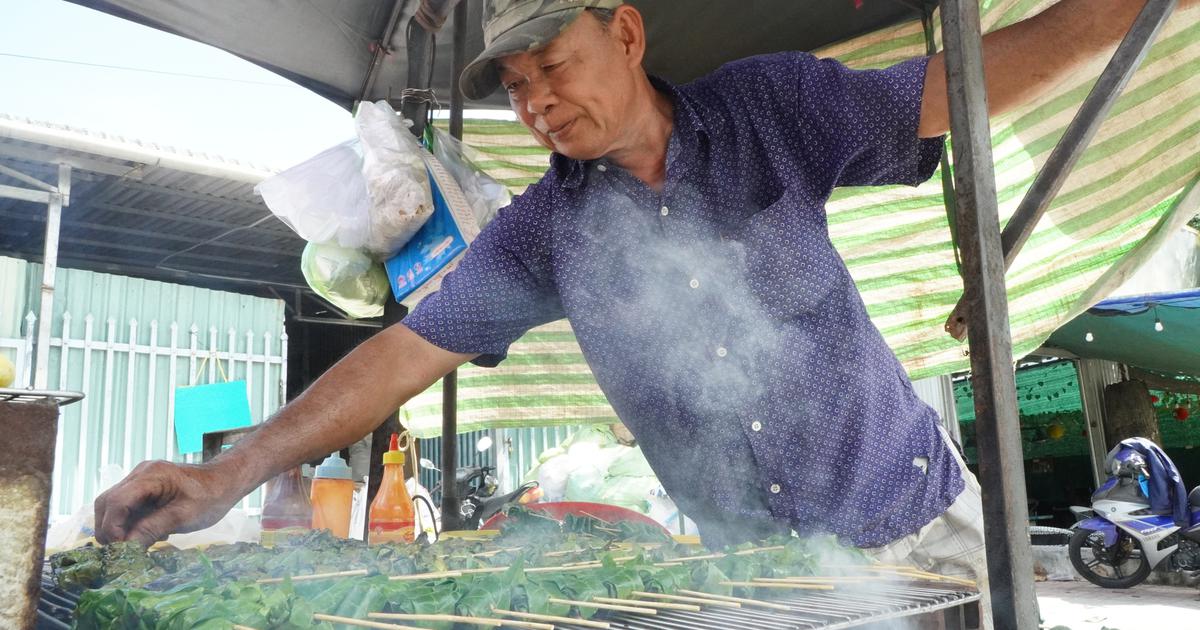 B&ograve; nướng l&aacute; c&aacute;ch 32 năm ven quốc lộ: Vợ chồng miền T&acirc;y b&aacute;n giờ 'độc'
