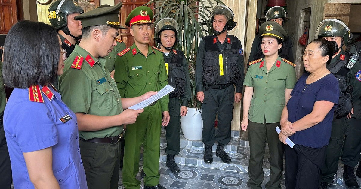 Bị khởi tố v&igrave; k&iacute;ch động nhiều người cản trở hoạt động của cơ quan, tổ chức