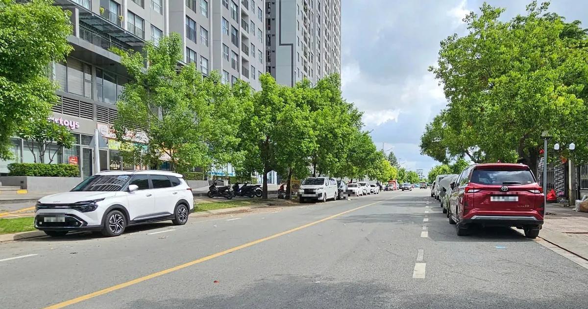 &Ocirc; t&ocirc; đậu k&iacute;n đường quanh chung cư ở TP.HCM: Người d&acirc;n bức x&uacute;c v&igrave; cản trở giao th&ocirc;ng