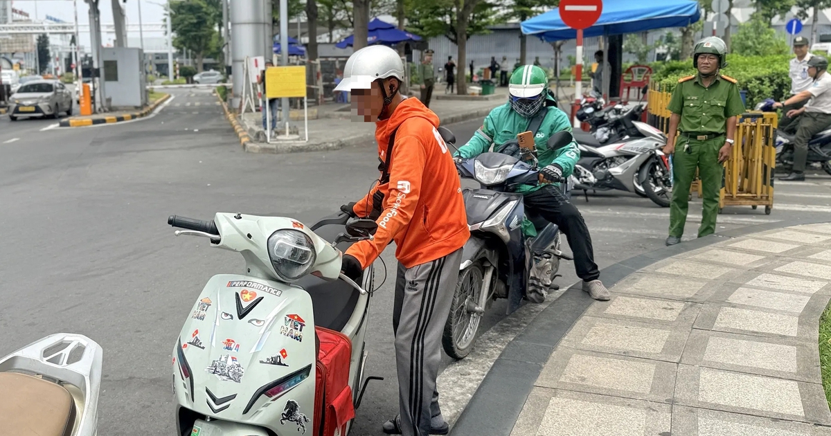 Tài xế công nghệ đeo tai nghe nghe chỉ đường có bị xử phạt không?