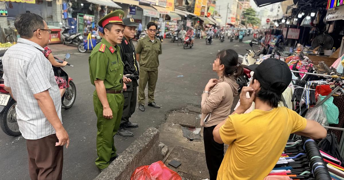 Lấn chiếm vỉa h&egrave; chợ B&agrave; Chiểu: C&ocirc;ng an phường Gia Định xử l&yacute; 338 trường hợp
