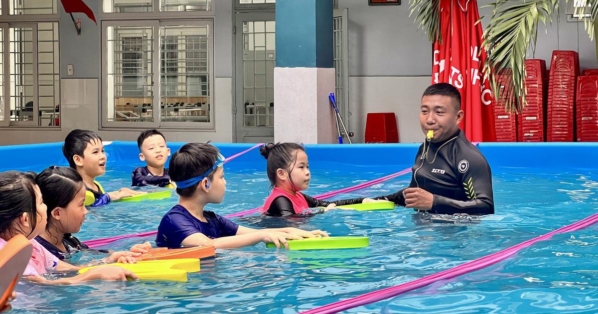 T&igrave;m hoạt động h&egrave; miễn ph&iacute; ở TP.HCM: C&oacute; lớp phổ cập bơi 10 buổi cho trẻ