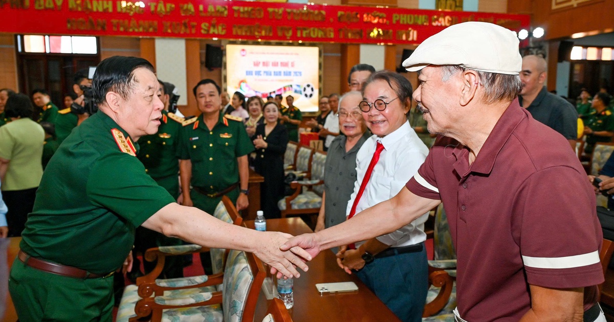 Đại tướng Nguyễn Trọng Nghĩa gặp mặt văn nghệ sĩ khu vực ph&iacute;a nam