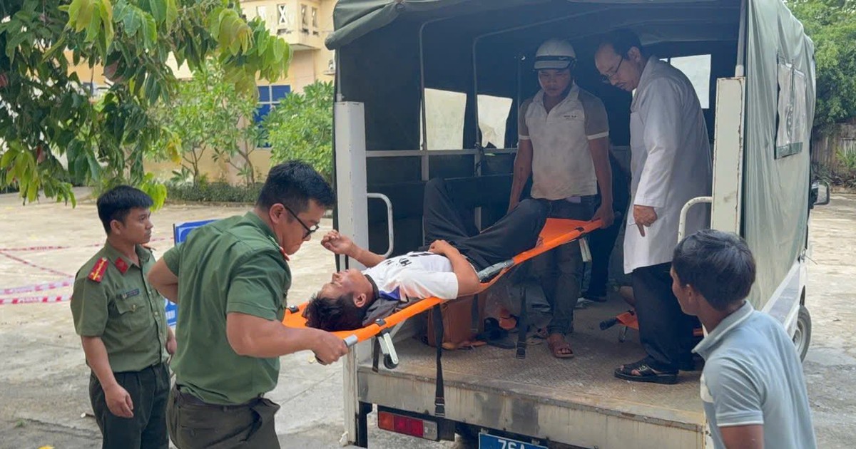 C&ocirc;ng an x&atilde; ở Quảng Ng&atilde;i vượt n&uacute;i đưa 2 người bị s&eacute;t đ&aacute;nh đi cấp cứu