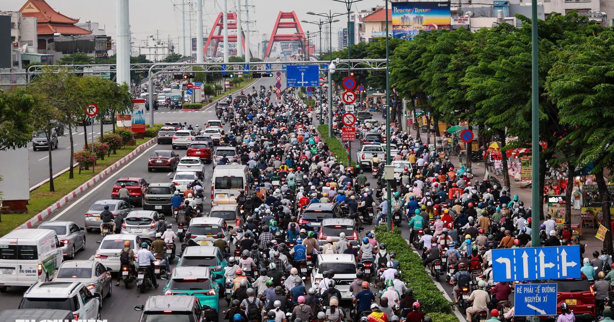 V&igrave; sao TP.HCM t&iacute;nh mở th&ecirc;m l&agrave;n cho xe m&aacute;y tr&ecirc;n đường Phạm Văn Đồng?