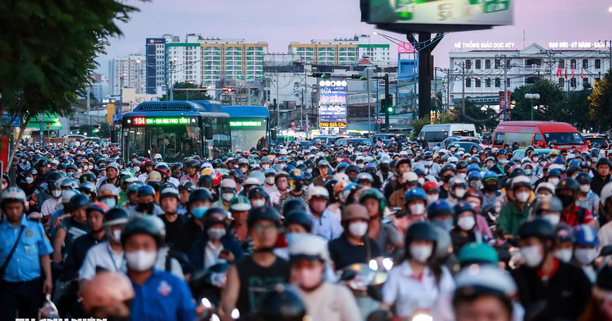 Cửa ng&otilde; s&acirc;n bay T&acirc;n Sơn Nhất kẹt xe triền mi&ecirc;n, TP.HCM dự kiến đ&oacute;ng nhiều giao lộ