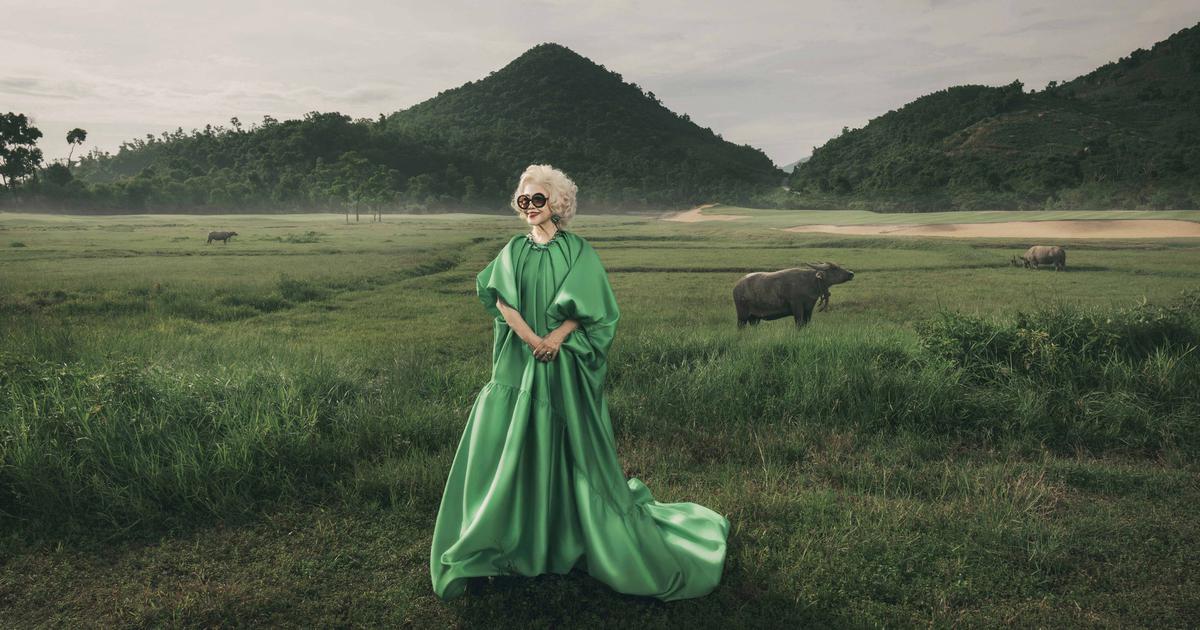 Giáo sư Thái Kim Lan khác lạ khi làm người mẫu thời trang