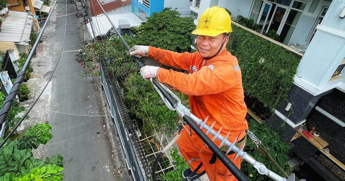 Ảnh dự thi: Một ng&agrave;y l&agrave;m việc của người c&ocirc;ng nh&acirc;n điện