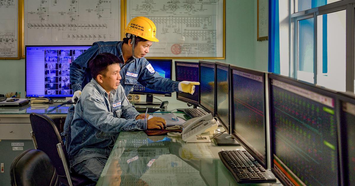 Ảnh dự thi: Kiểm tra thiết bị vận h&agrave;nh trạm biến &aacute;p