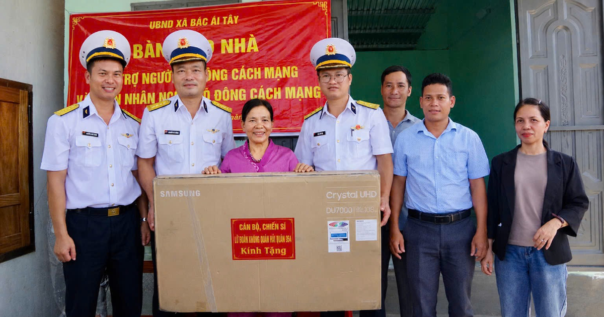 Lữ đo&agrave;n 954 Hải qu&acirc;n b&agrave;n giao nh&agrave;, tặng qu&agrave; gia đ&igrave;nh ch&iacute;nh s&aacute;ch ở Kh&aacute;nh H&ograve;a