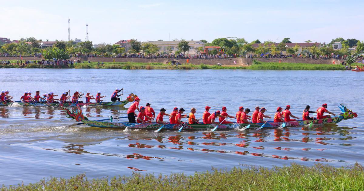 Rộn ràng giải đua thuyền trên dòng sông quê hương nhà thơ Tế Hanh