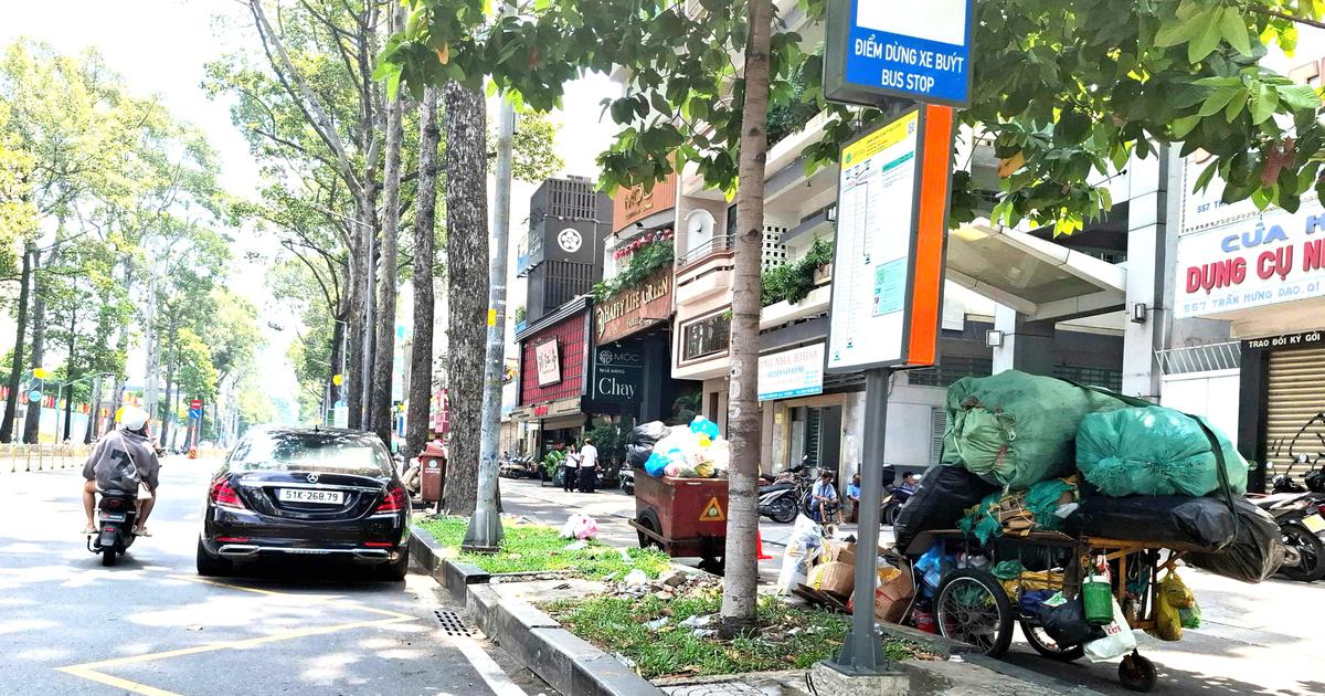 Rác bủa vây nhà chờ xe buýt