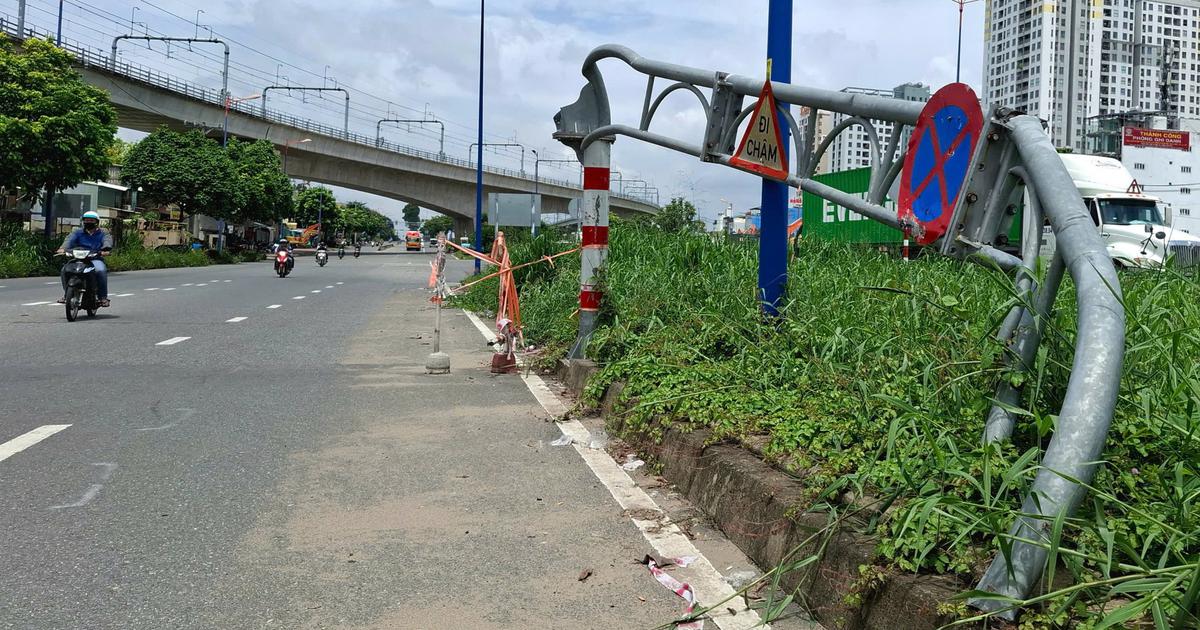 Trụ sắt trước đường hầm chui bị đổ
