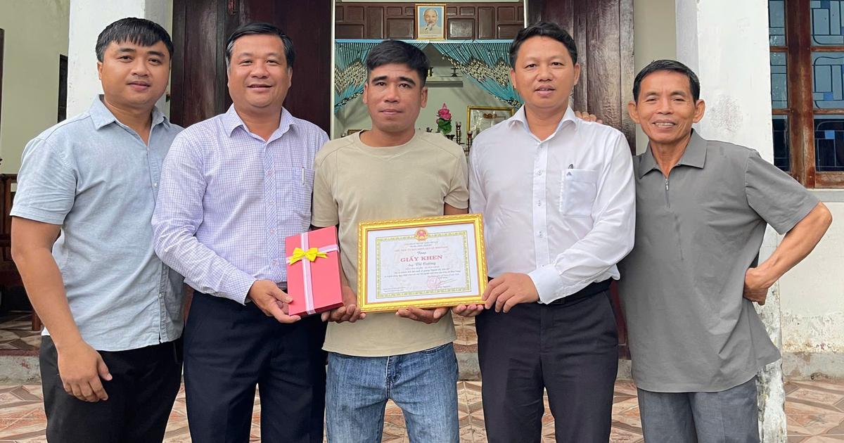 Vợ chồng nhặt được 7 chỉ v&agrave;ng 9999 trả lại người đ&aacute;nh rơi được khen thưởng
