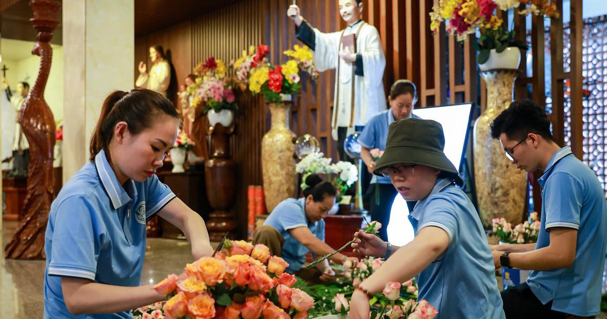 Những người lặng lẽ chuẩn bị lễ tuy&ecirc;n phong Ch&acirc;n phước cha Trương Bửu Diệp