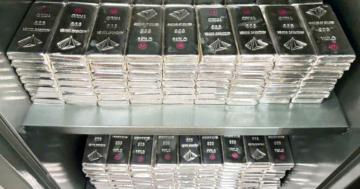 Giá bạc ‘rơi’ thẳng đứng, giảm gần 50%