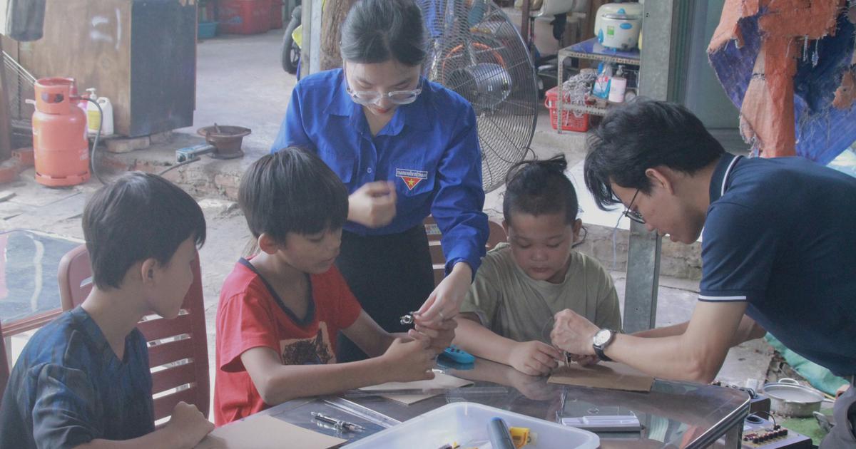 'Gia sư áo xanh': Đưa STEM và kỹ năng sống vào lớp học tình thương