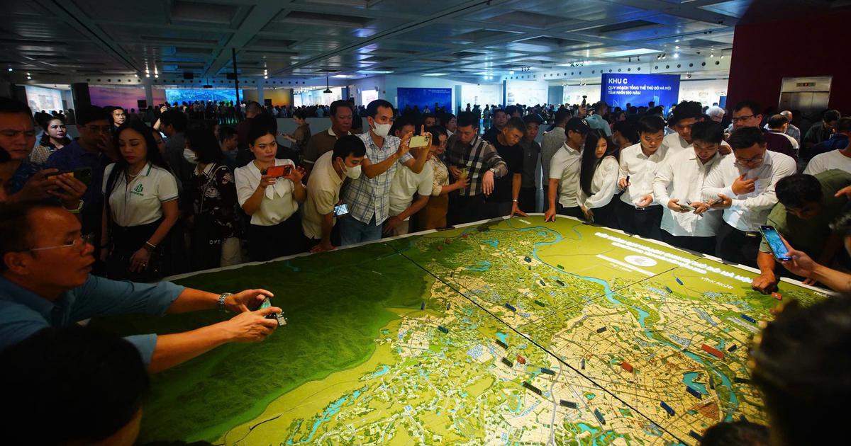 Bảo t&agrave;ng H&agrave; Nội chật cứng người xem quy hoạch thủ đ&ocirc; 100 năm