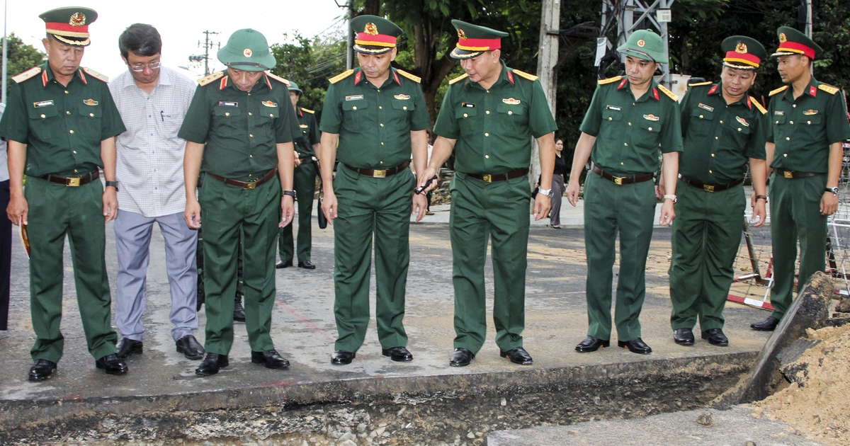 Thượng tướng L&ecirc; Quang Minh kiểm tra c&ocirc;ng t&aacute;c t&igrave;m kiếm h&agrave;i cốt liệt sĩ