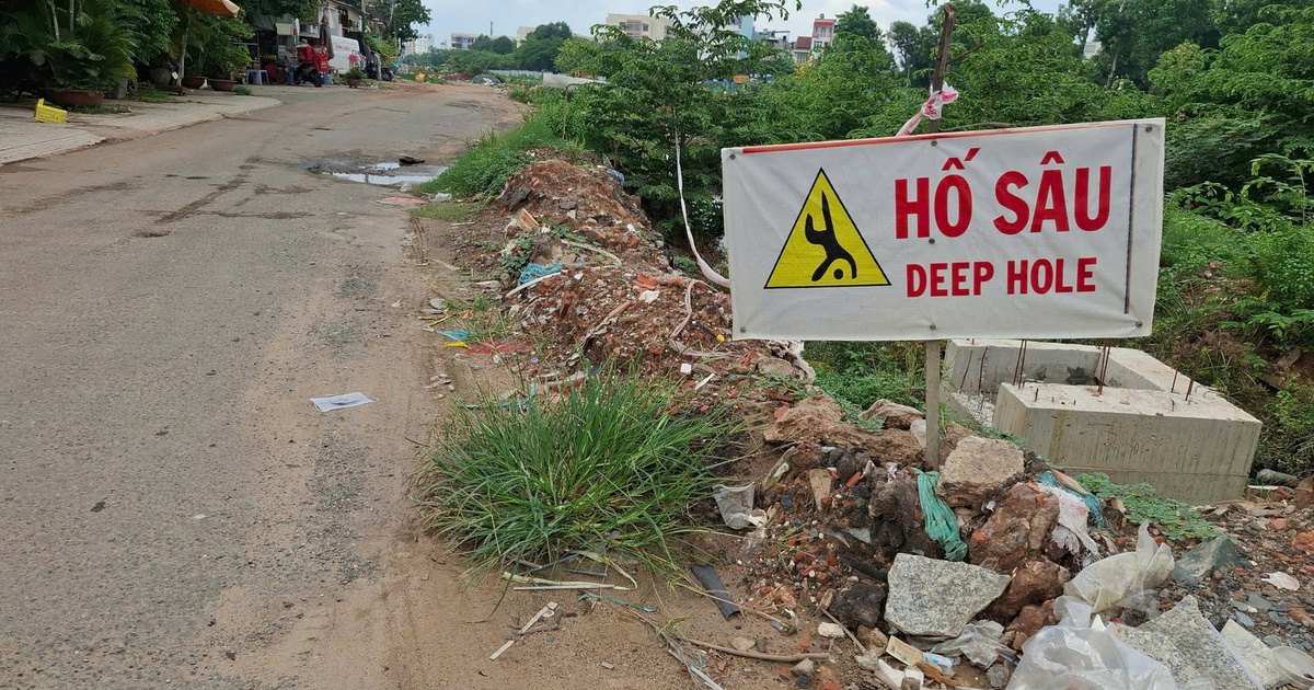 “Ổ gà” thành hố sâu, dân đi lại nguy hiểm