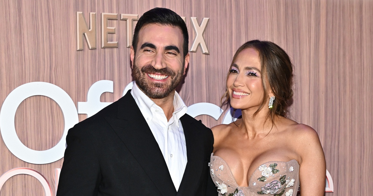 Jennifer Lopez nóng bỏng bên bạn diễn giữa tin đồn hẹn hò