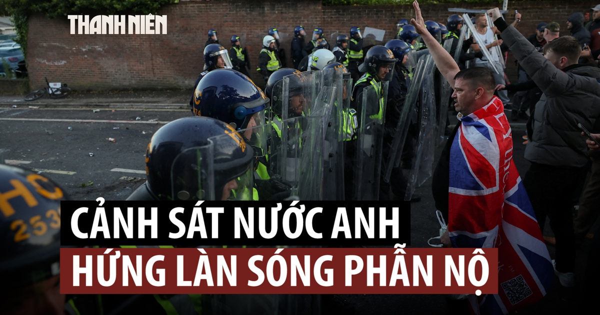 Nước Anh phẫn nộ vì cảnh sát còng tay nạn nhân bị đâm hấp hối