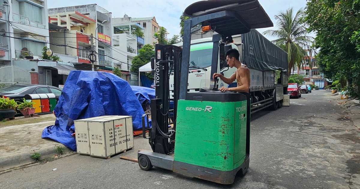 Chành xe giữa khu dân cư TP.HCM: Đường bị chiếm, công viên thành nơi tập kết hàng
