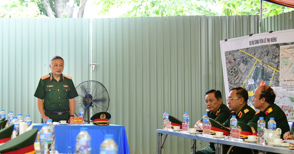 Thượng tướng L&ecirc; Quang Minh kiểm tra việc t&igrave;m mộ liệt sĩ tại c&ocirc;ng vi&ecirc;n L&ecirc; Thị Ri&ecirc;ng