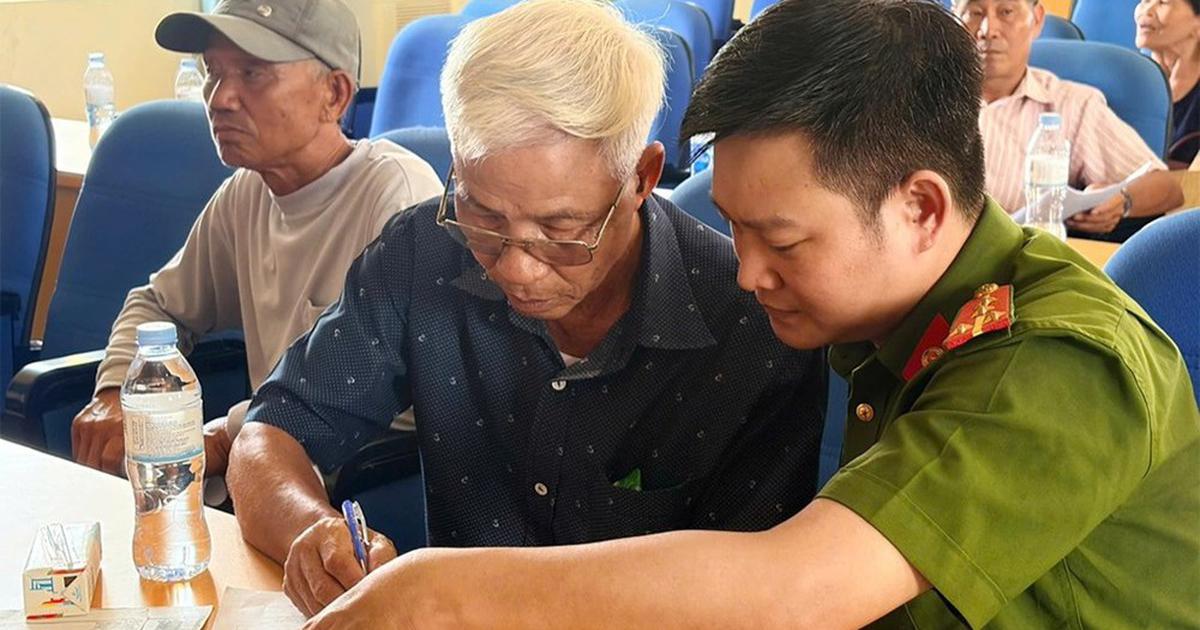 Cụ &ocirc;ng đạp xe gần 800 km lấy mẫu ADN t&igrave;m 2 anh trai l&agrave; liệt sĩ