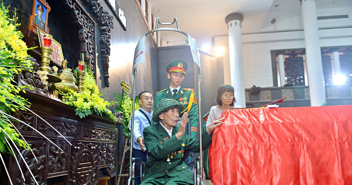 Xúc động khoảnh khắc cựu binh 99 tuổi, ngồi xe lăn 'tiễn' Anh hùng La Văn Cầu