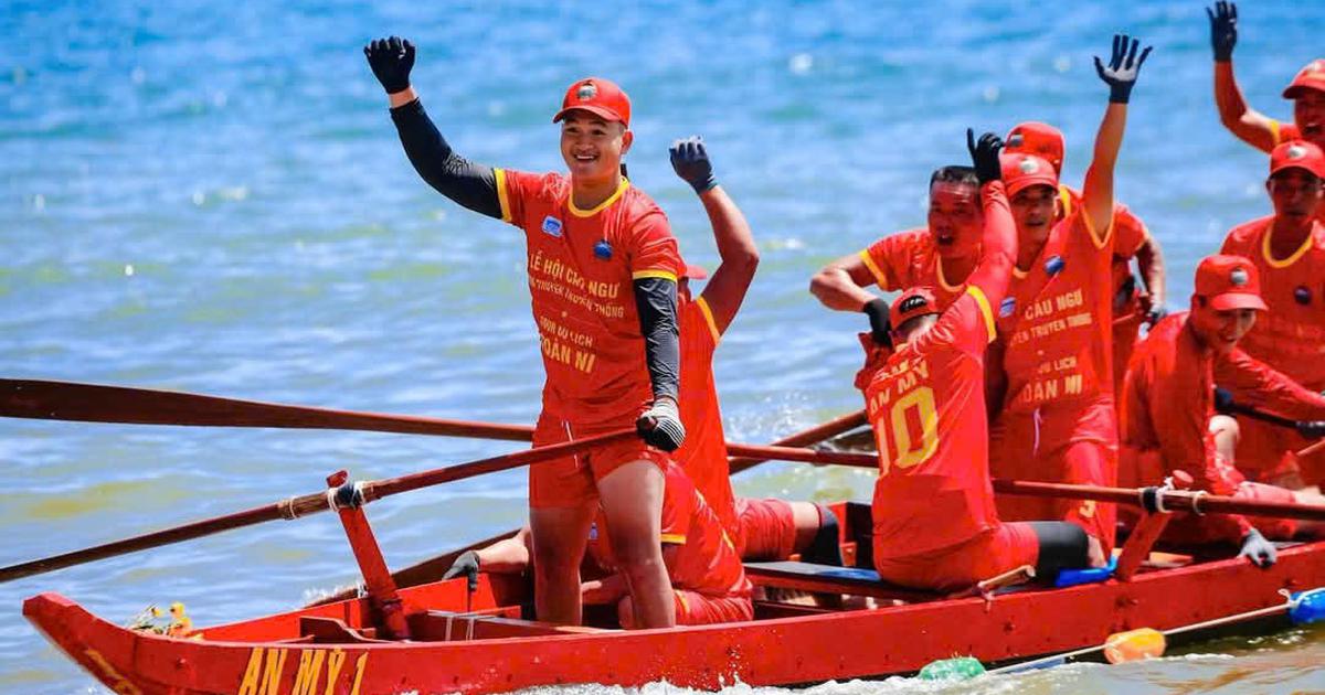 Đua thuyền l&agrave;ng An Bằng, lễ hội biển trăm năm độc đ&aacute;o chưa từng ngắt qu&atilde;ng