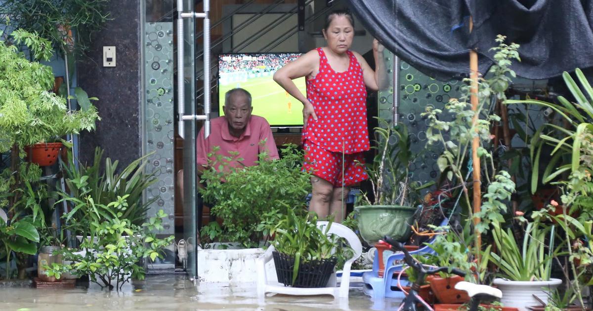 Mưa lớn tr&uacute;t xuống Quảng Ninh, người d&acirc;n bỏ xem World Cup lo chống ngập