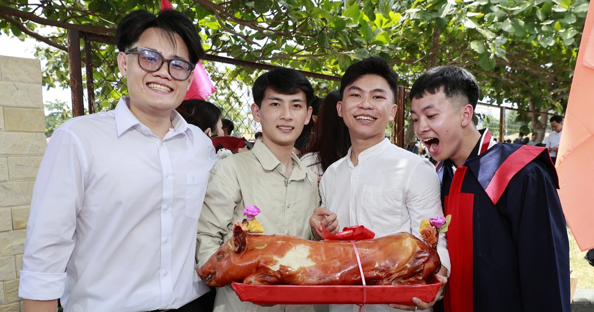 Chàng trai mang hẳn con heo quay 5 kg đến lễ tốt nghiệp tặng bạn
