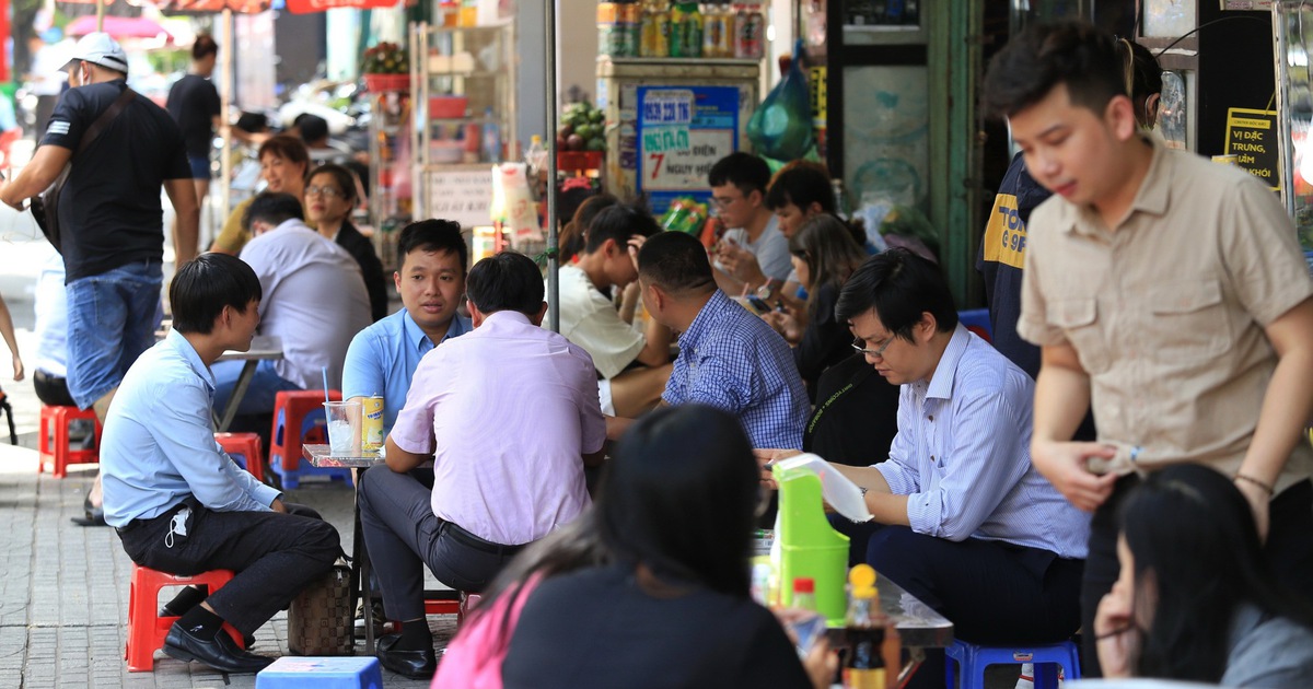 Suất ăn văn phòng 50.000 - 80.000 đồng/ngày, sao quy định tiền ăn trưa 1,2 triệu/tháng?