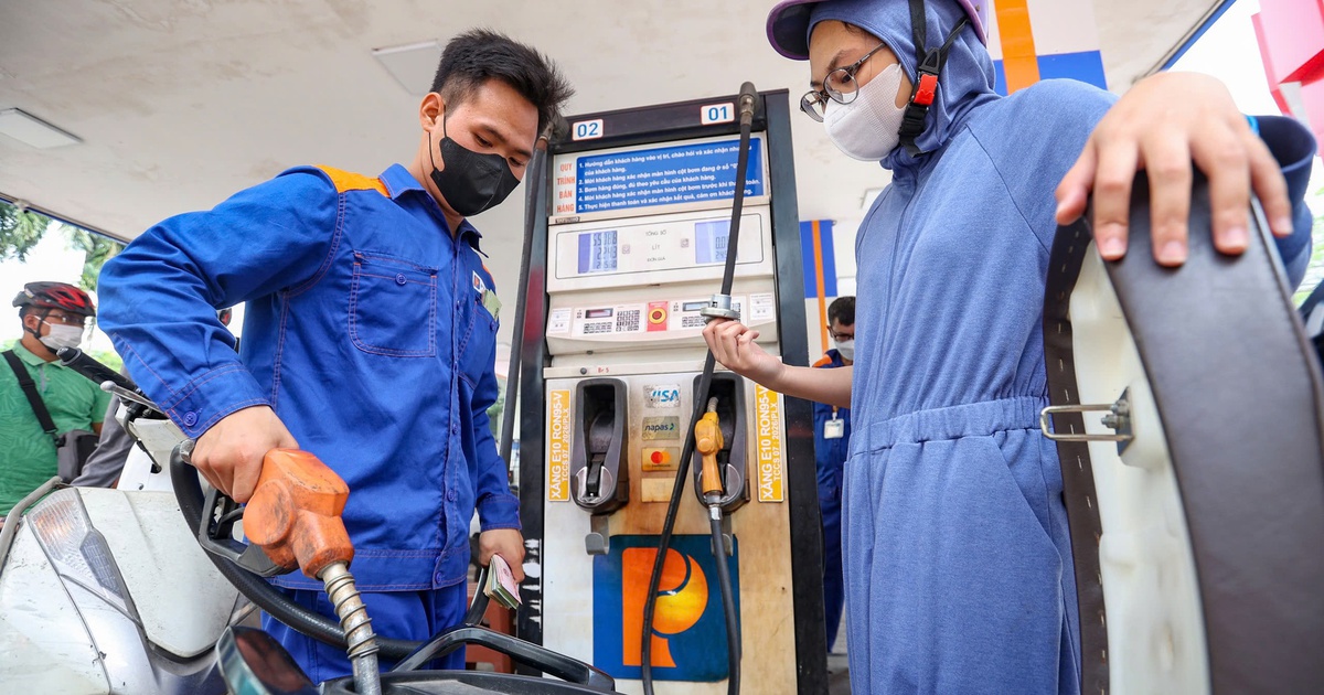 Giá xăng dầu giảm mạnh, vì sao chưa điều hành giá xăng E10?