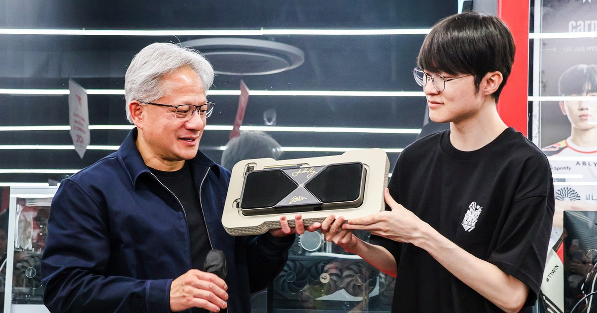 CEO Nvidia gặp Faker tại Hàn Quốc, tặng RTX 5090 cho người hâm mộ