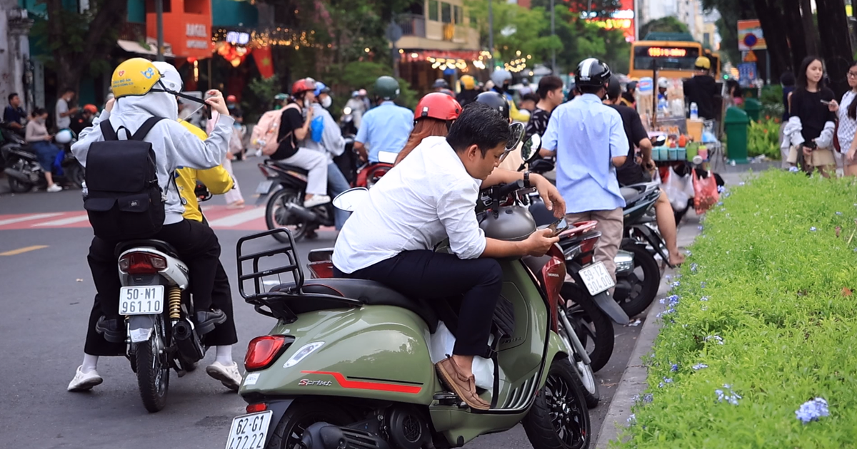 Cảnh tượng 'đau đầu' ở TP.HCM: Đi làm 30 phút, tìm chỗ gửi xe thêm 15 phút