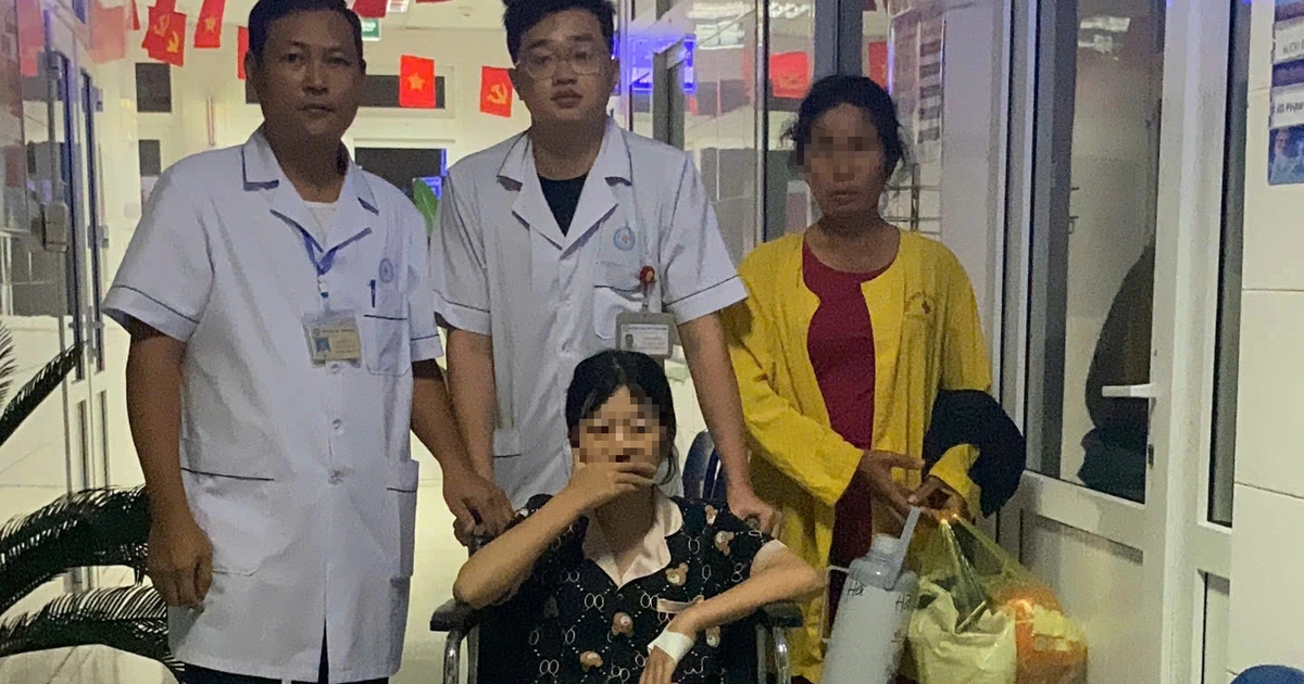Bệnh viện điều bác sĩ và xe cứu thương đưa một thí sinh đi thi vào lớp 10