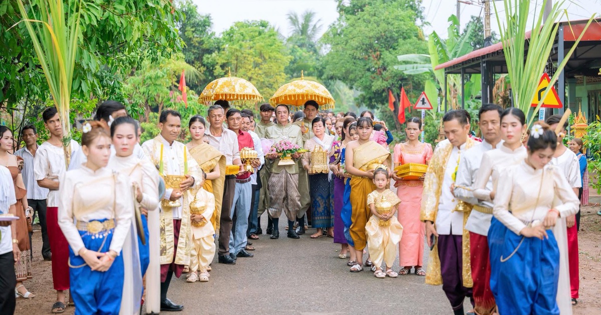 Cha tái hôn ở tuổi 50, con gái tự tay mua quà cưới chúc phúc