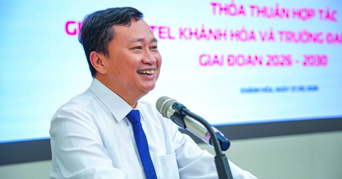 Bộ GD-ĐT trao quyết định bổ nhiệm Ban giám hiệu Trường ĐH Nha Trang