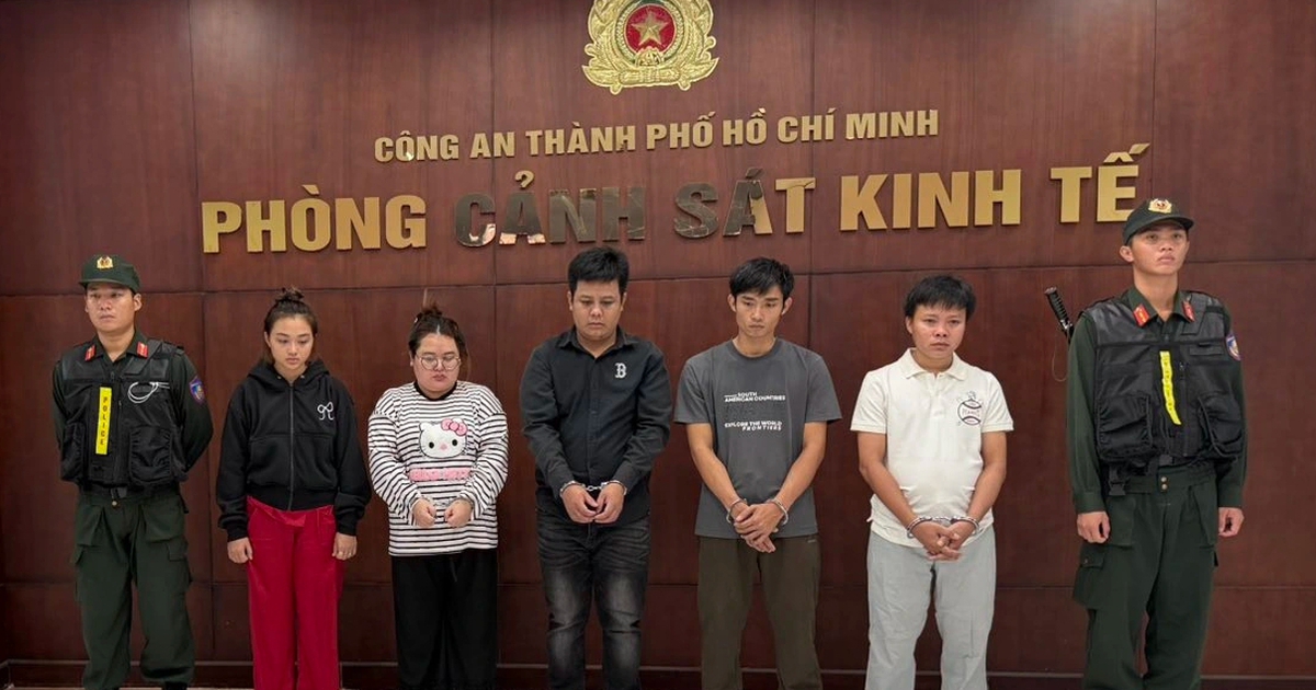 C&ocirc;ng an TP.HCM triệt ph&aacute; xưởng sản xuất hơn 23.000 đ&ocirc;i d&eacute;p 'h&agrave;ng hiệu' giả