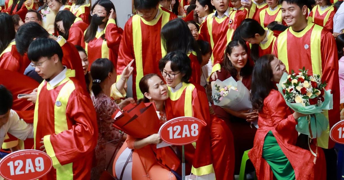 Thầy hiệu trưởng nhắn học trò 'phía trước là bầu trời', trước ngày thi tốt nghiệp THPT