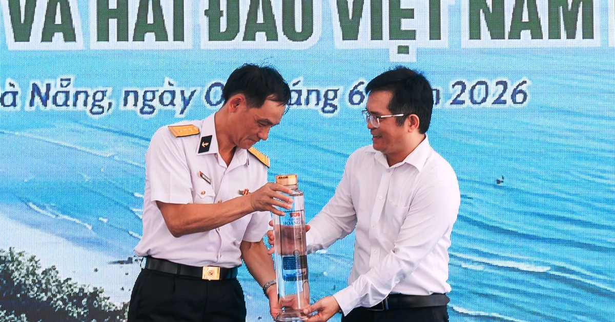 Nước biển từ Hoàng Sa và 7 sắc bằng thủy quân về với Nhà trưng bày Hoàng Sa