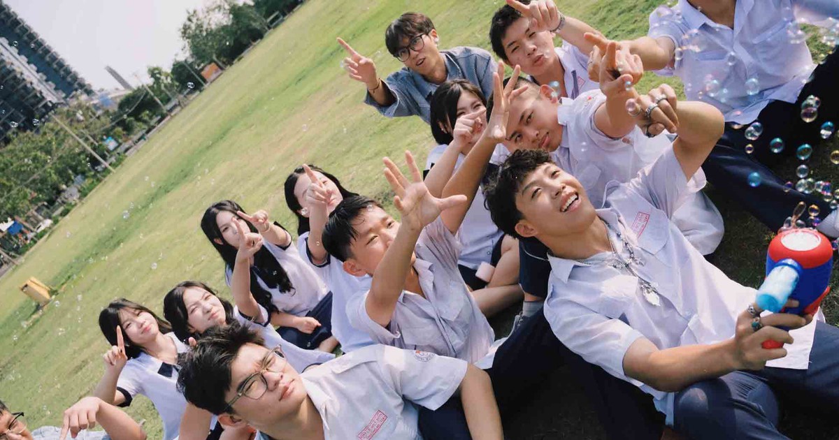 Đằng sau những bộ kỷ yếu tiền triệu của học sinh cuối cấp