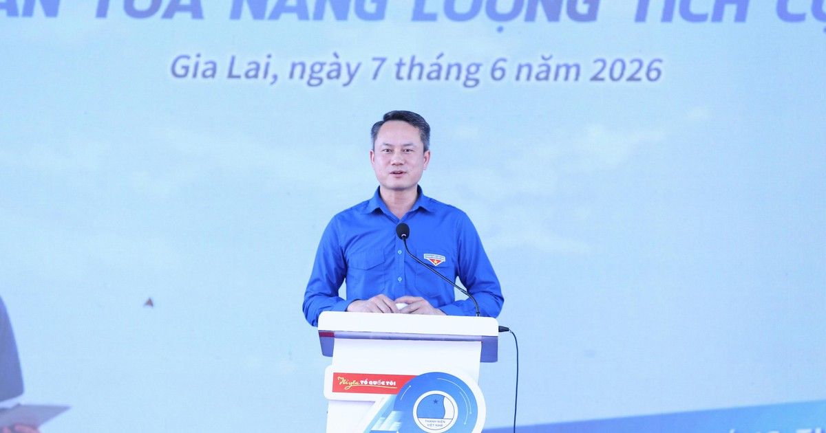Thanh niên công nhân được khám bệnh, cấp phát thuốc miễn phí