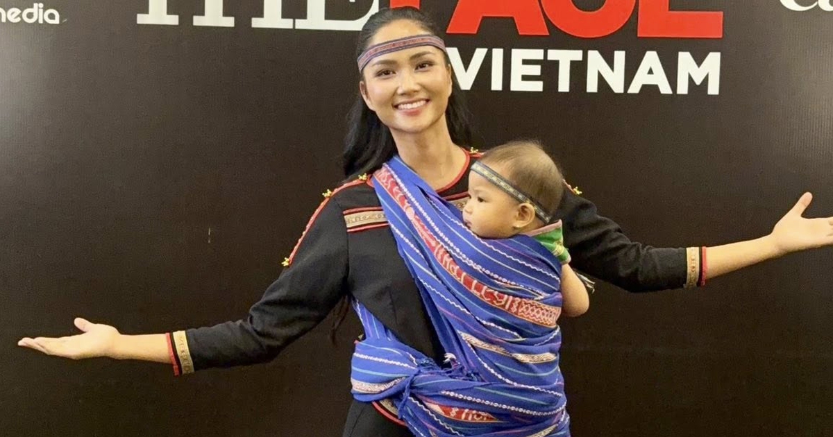 H'Hen Niê mang con theo khi làm giám khảo