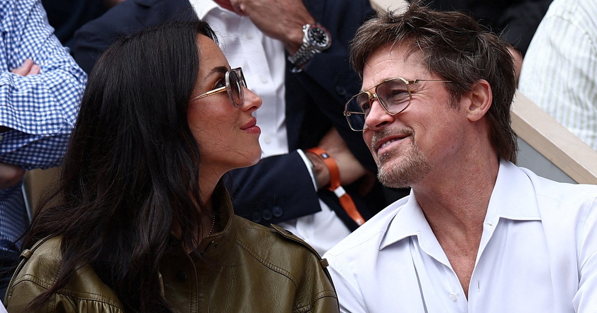 Brad Pitt say đắm bên bạn gái kém 29 tuổi