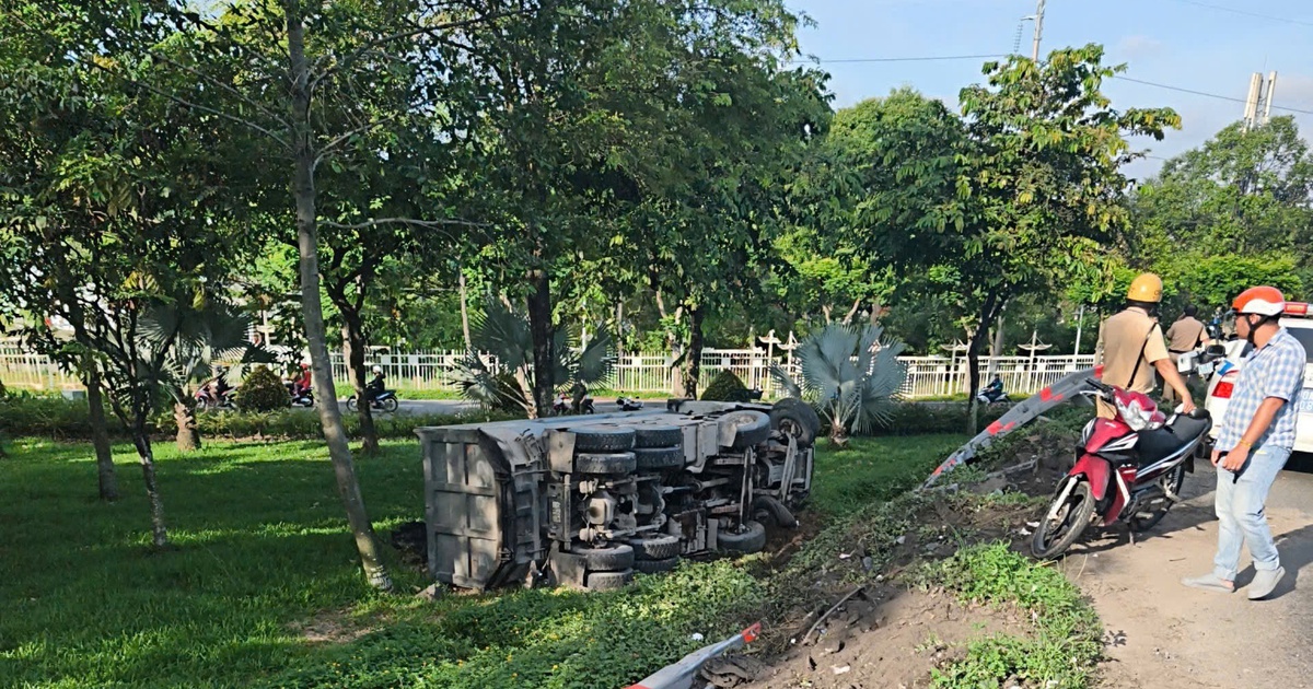 TP.HCM: Xe ben lao khỏi cầu vượt, tài xế may mắn thoát chết