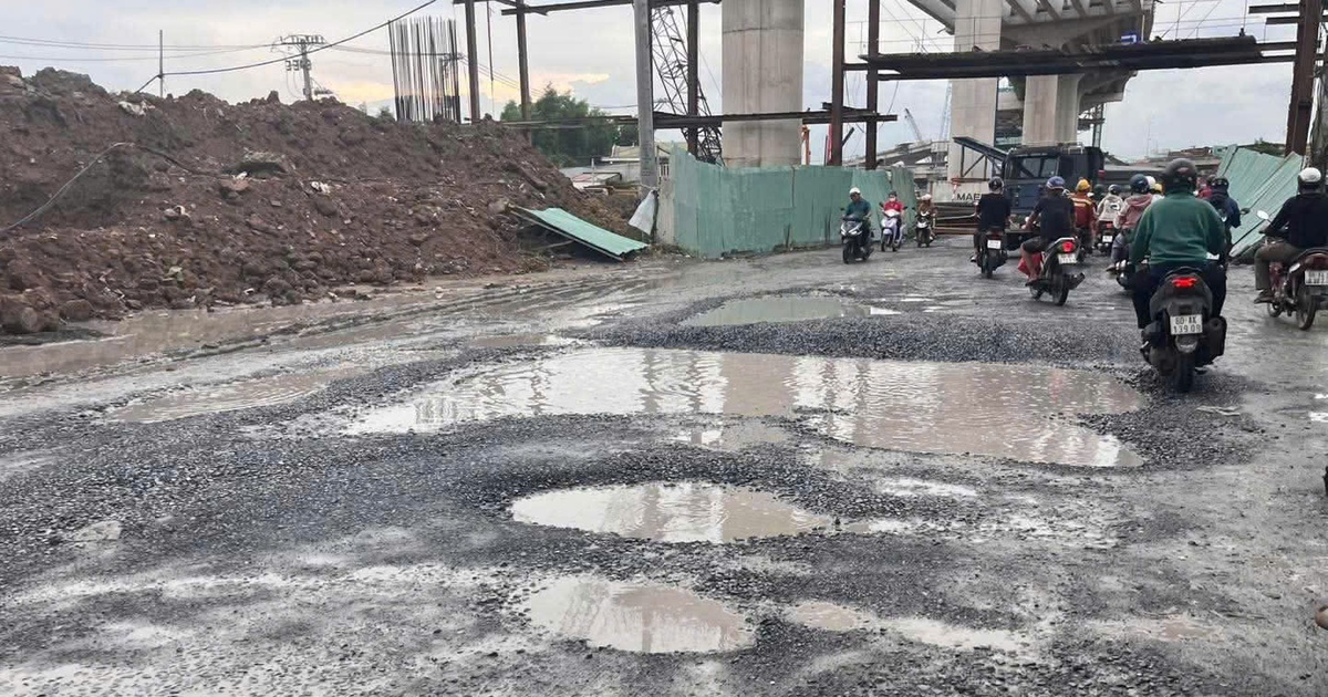 Đường Nguyễn Xiển chi chít ổ gà, ổ voi: Người dân nơm nớp 'đi như đánh cược'