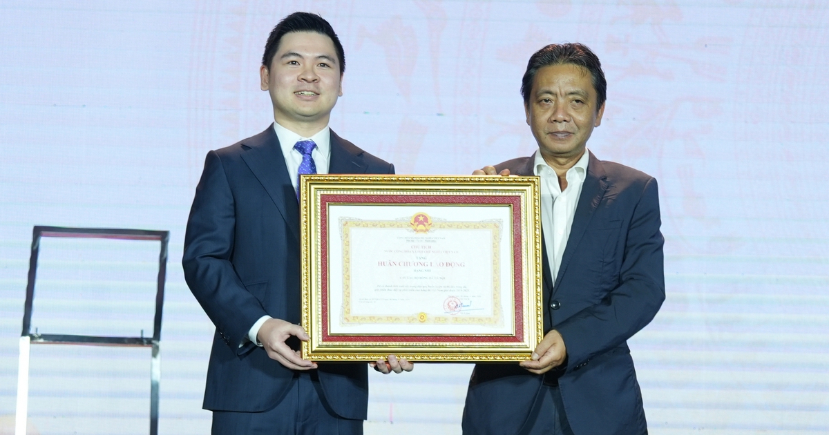 CLB Hà Nội kỷ niệm 20 năm thành lập, đón nhận Huân chương Lao động hạng nhì